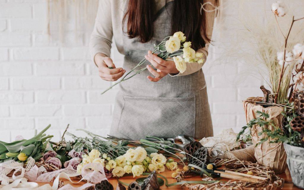 Easy DIY Flower Arrangements That Can Instantly Brighten Up Your Home